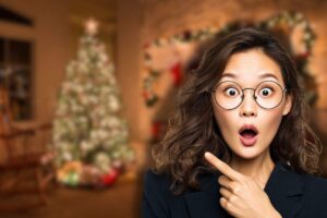 albero di natale in stanza e donna sconvolta che lo indica