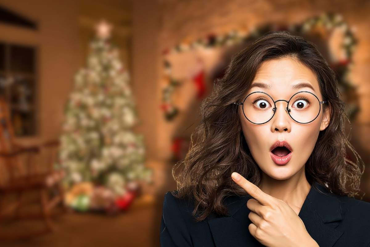 albero di natale in stanza e donna sconvolta che lo indica