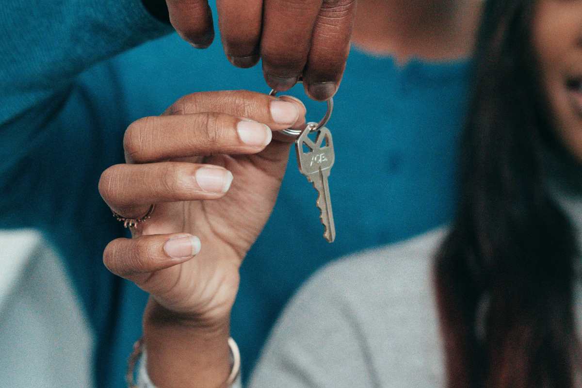Una coppia che regge una chiave di casa