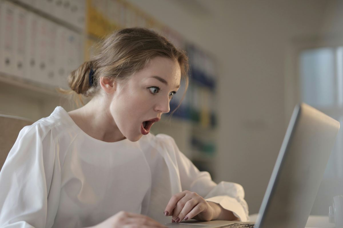 Una ragazza stupita di fronte a un computer