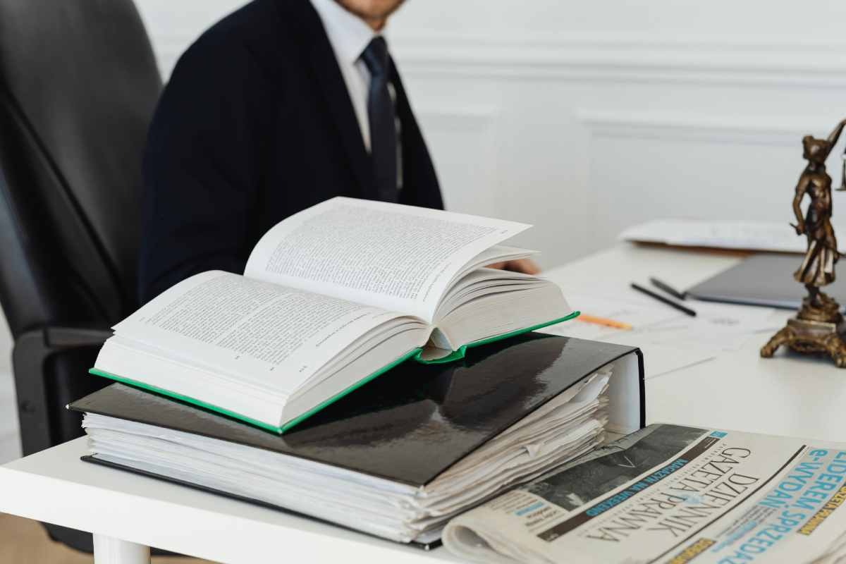 La scrivania di un giudice, con il codice aperto