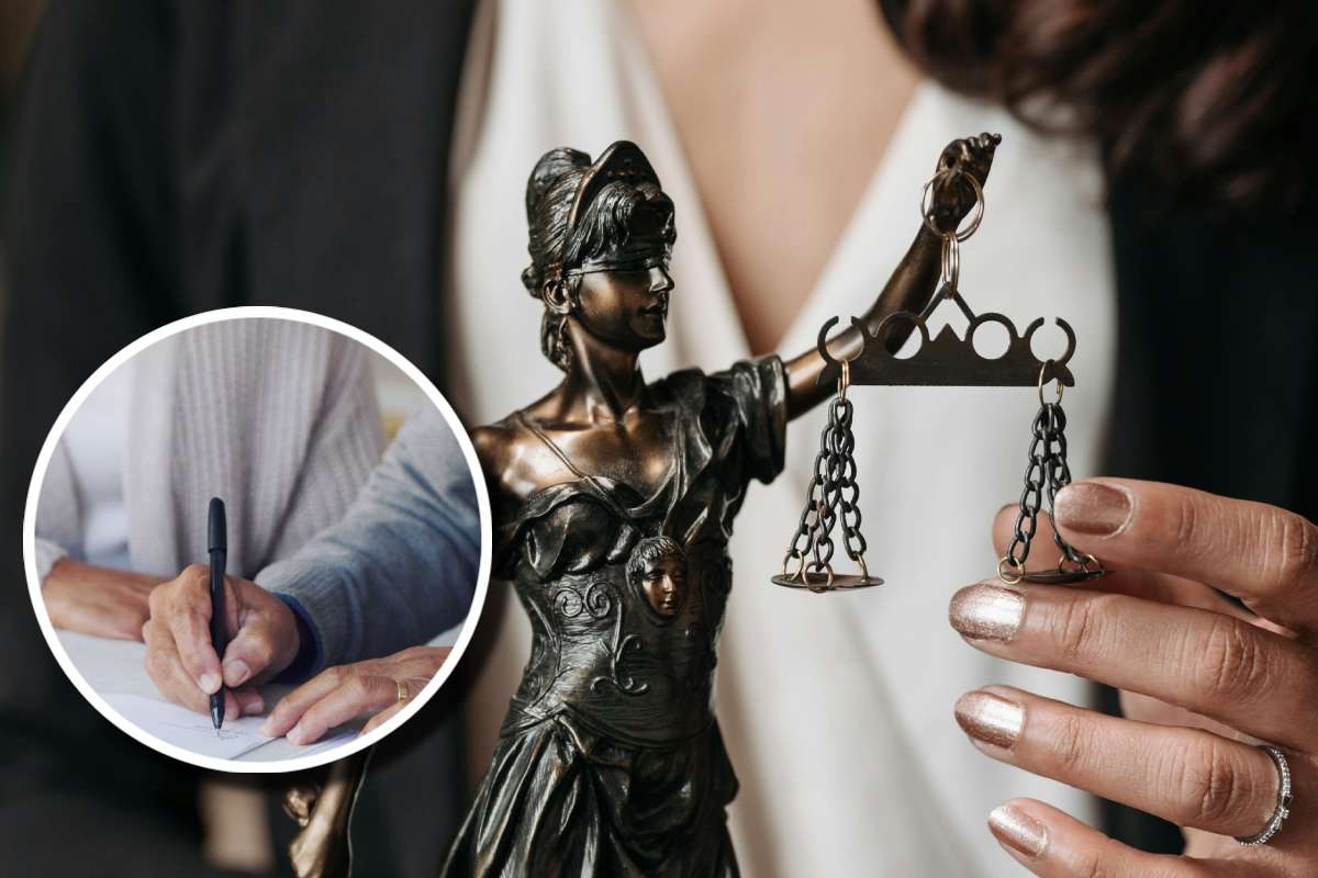 Un giudice con una statuetta della giustizia fra le mani e, in evidenza, una mano che firma un testamento