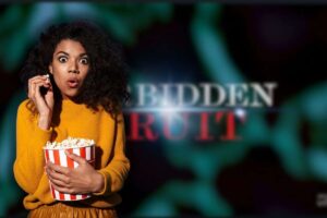 logo forbidden fruit e donna sorpresa con pop corn in mano