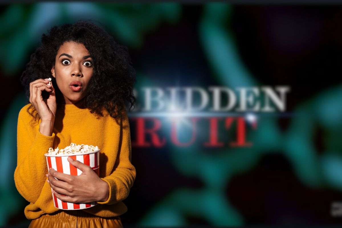 logo forbidden fruit e donna sorpresa con pop corn in mano 
