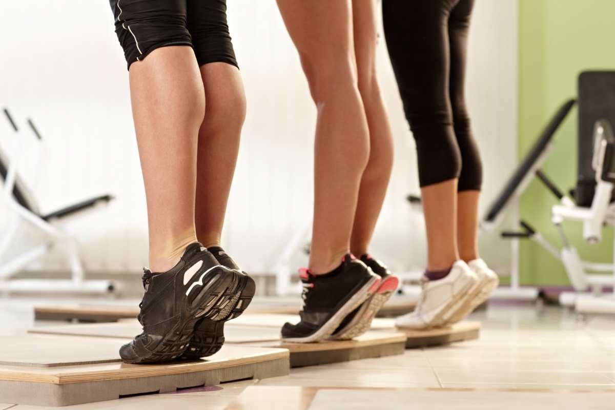 Tre persone che stanno in piedi sulle punte