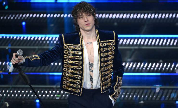 Irama in piedi sul palco con espressione seria