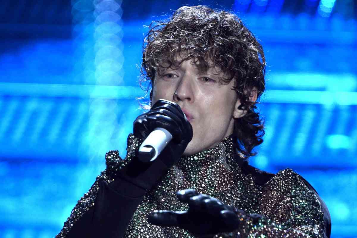 Irama che canta con microfono in mano