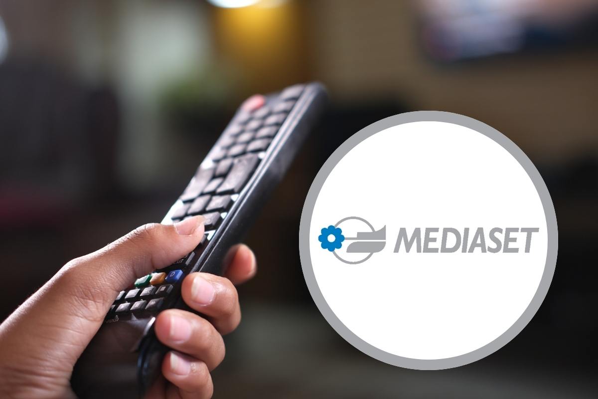 telecomando in mano e logo mediaset