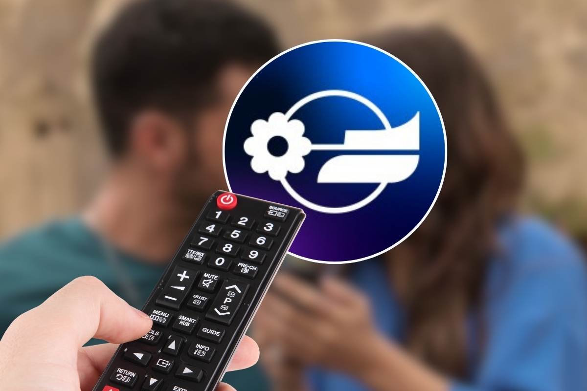 telecomando in mano puntato sul logo mediaset