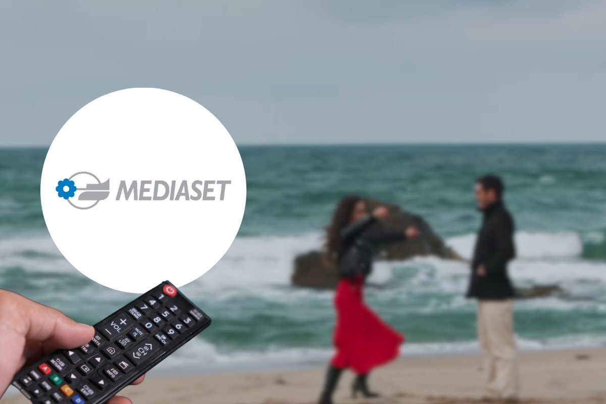 Logo Mediaset, telecomando e coppia nello sfondo