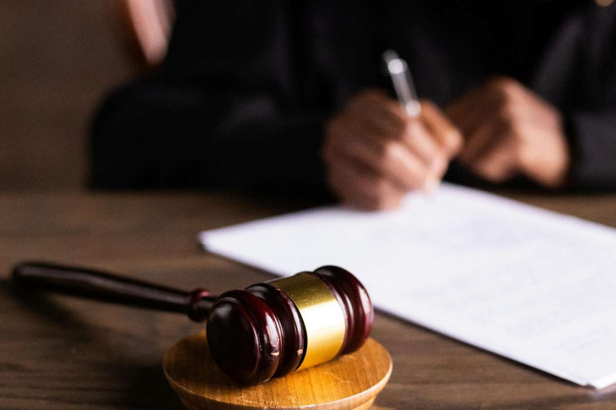 Il martelletto sulla scrivania di un giudice