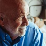 Un anziano inquadrato di trequarti