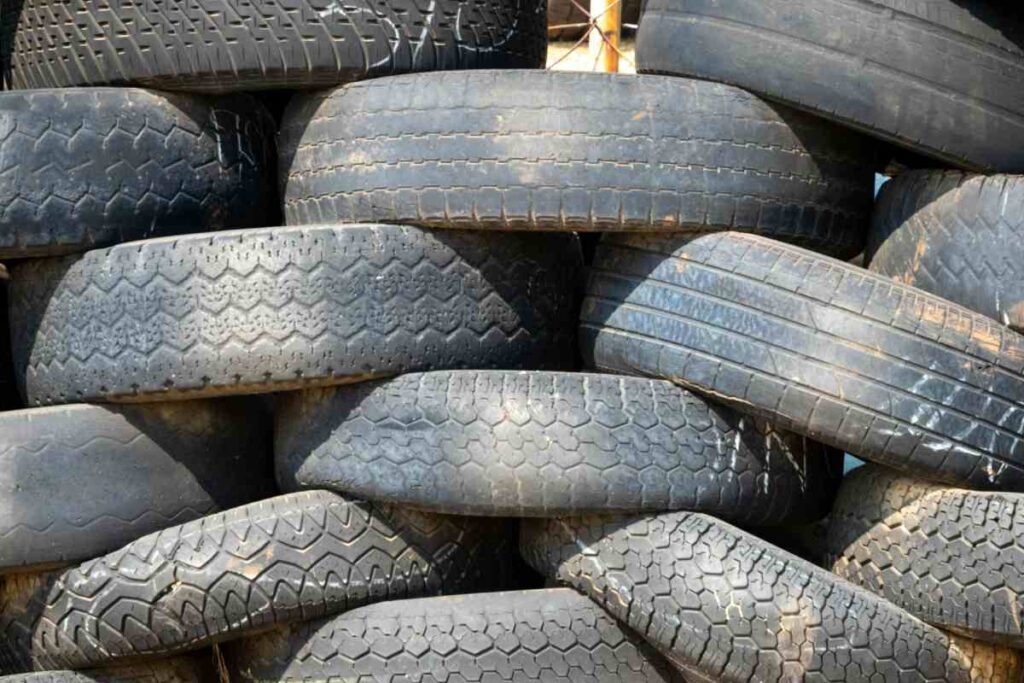 Vecchi pneumatici accatastati