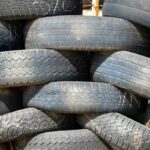 Vecchi pneumatici accatastati