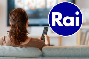 donna di spalle guarda la TV e logo Rai