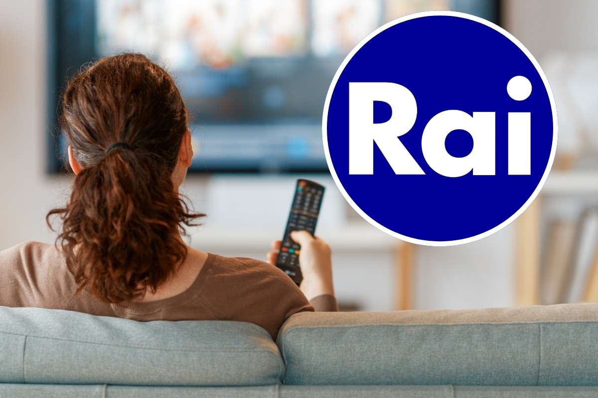 donna di spalle guarda la TV e logo Rai