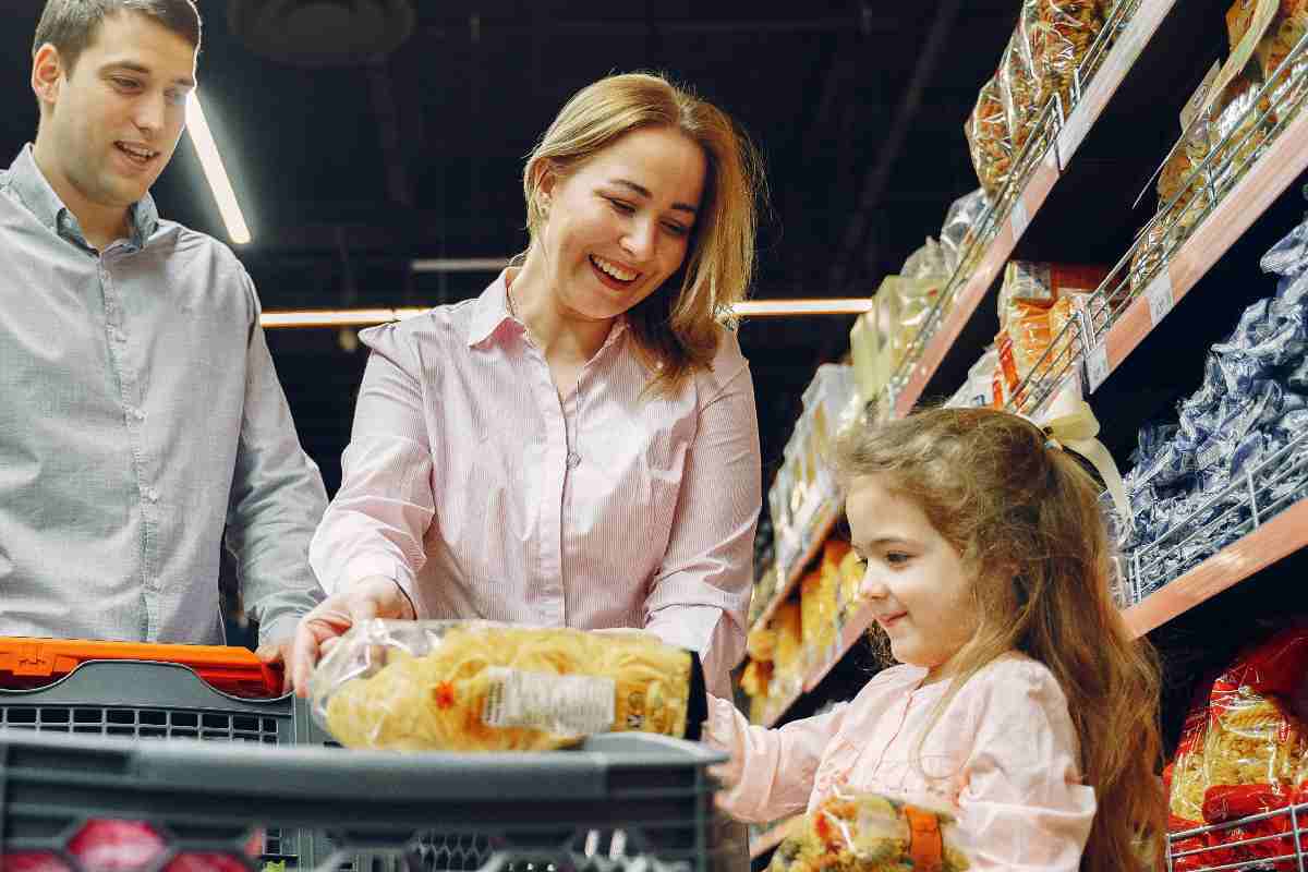 Una famiglia che fa la spesa in un supermercato