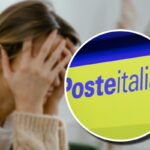 Una ragazza con le mani sul volto e, in evidenza, il logo di Poste Italiane