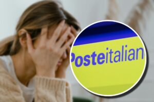 Una ragazza con le mani sul volto e, in evidenza, il logo di Poste Italiane