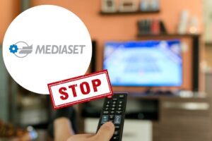Logo Mediaset, scritta Stop e televisione
