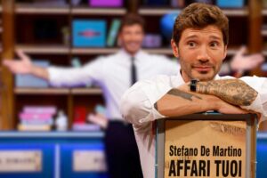 Stefano De Martino con braccia incrociate e con sfondo sfocato