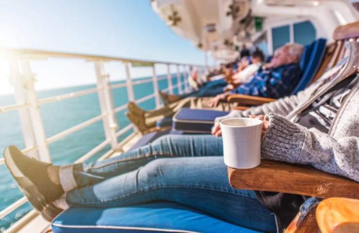 persone sdraiate sulla nave da crociera